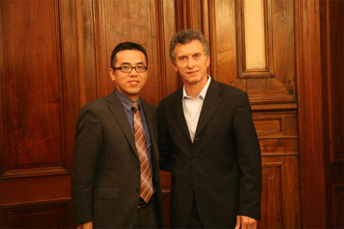 王春龍先生與阿根廷首都市長馬克里先生合影