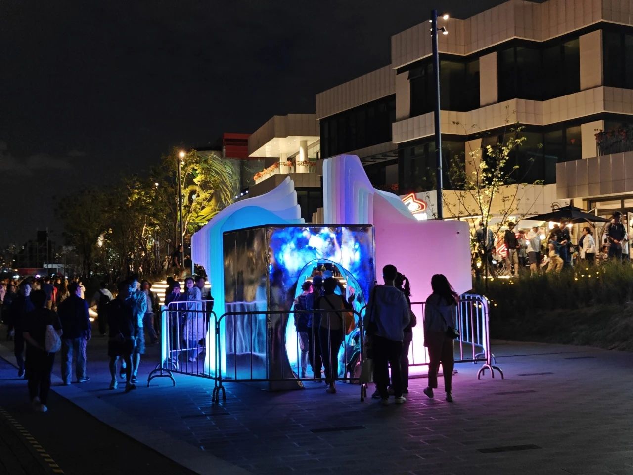 藏不住了，這個國慶，信達電通助力上海國際光影節徐匯分會場！